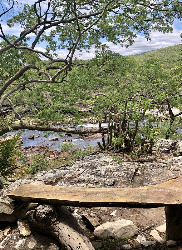 Serra do Cipó MG的瀑布长椅
